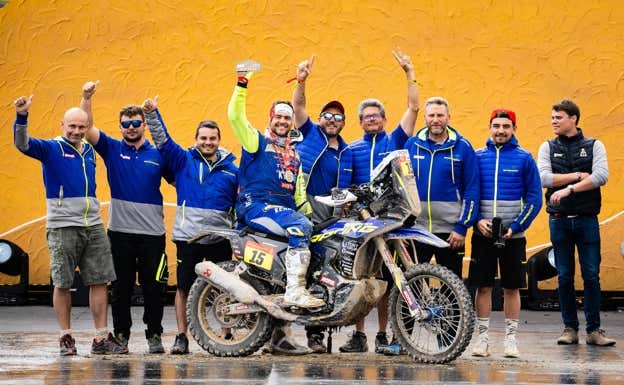 Lorenzo Santolino celebra su 9º puesto en el Rally Dakar 2023.  Sherco