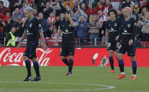 Correa, Koke, Witsel y Griezmann lamentan el gol encajado de Touré, en el Power Horse Stadium de Almería.  REUTERS