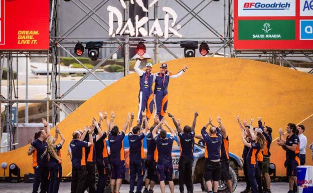 Laia Sanz y Maurizio Gerini, en el podio del Rally Dakar 2023.  FotoP