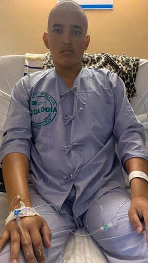 Carlos Luna durante recibiendo quimioterapia. CARLOS LUNA