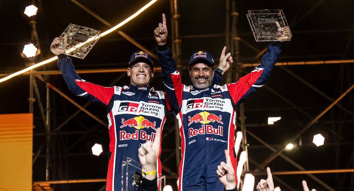 Nasser Al Attiyah y Mathieu Baumel celebran su victoria en el Rally Dakar 2023.