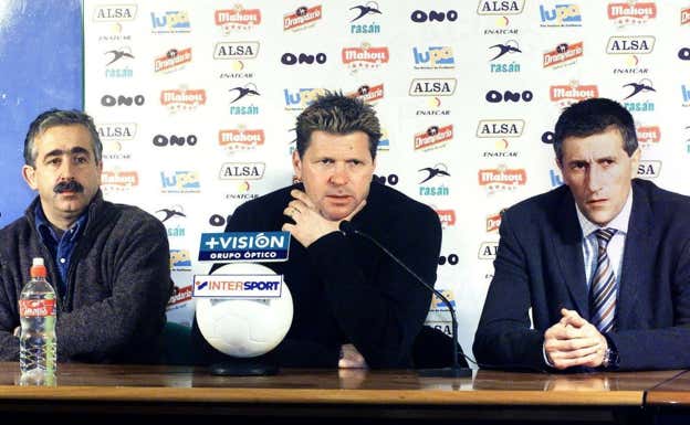 Preciado, Piterman y Setién, en una rueda de prensa en Santander.  EFE