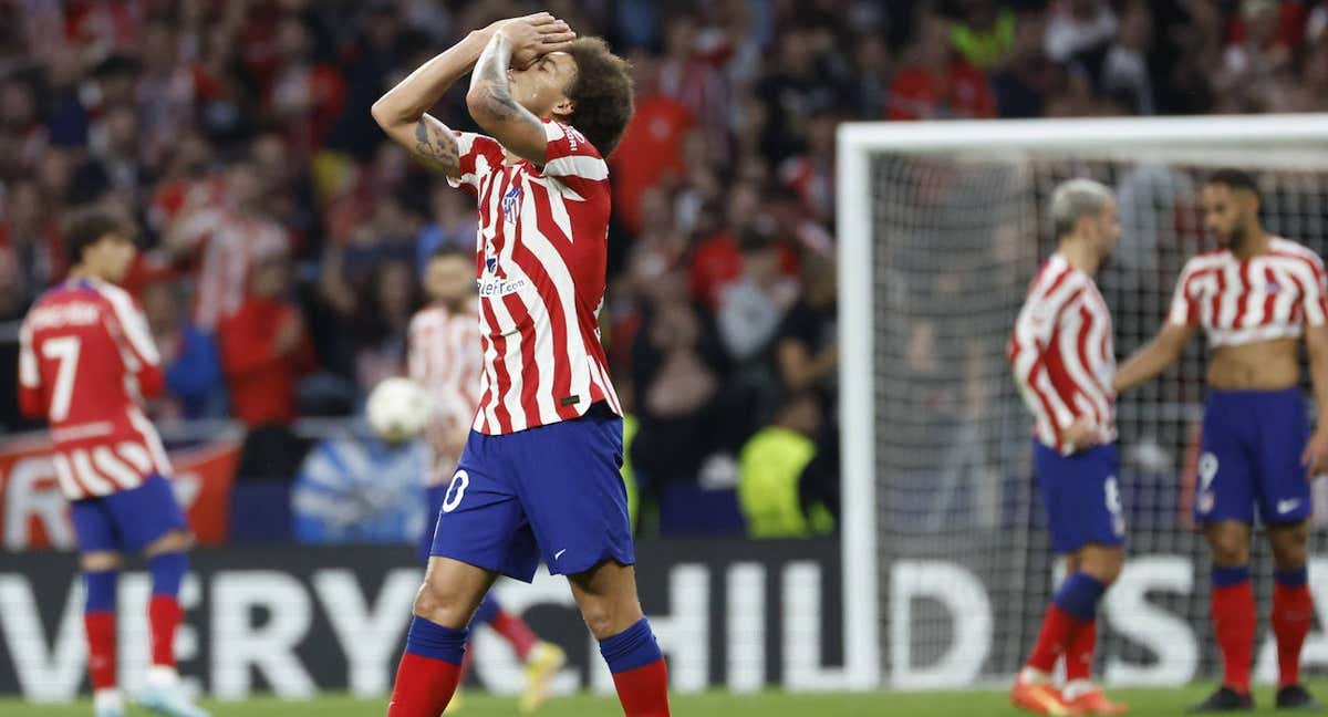 Witsel se lleva las manos a la cabeza en un momento de la temporada, con el 2-2 ante el Bayer, con Joao Félix, Griezmann y Cunha de fondo.