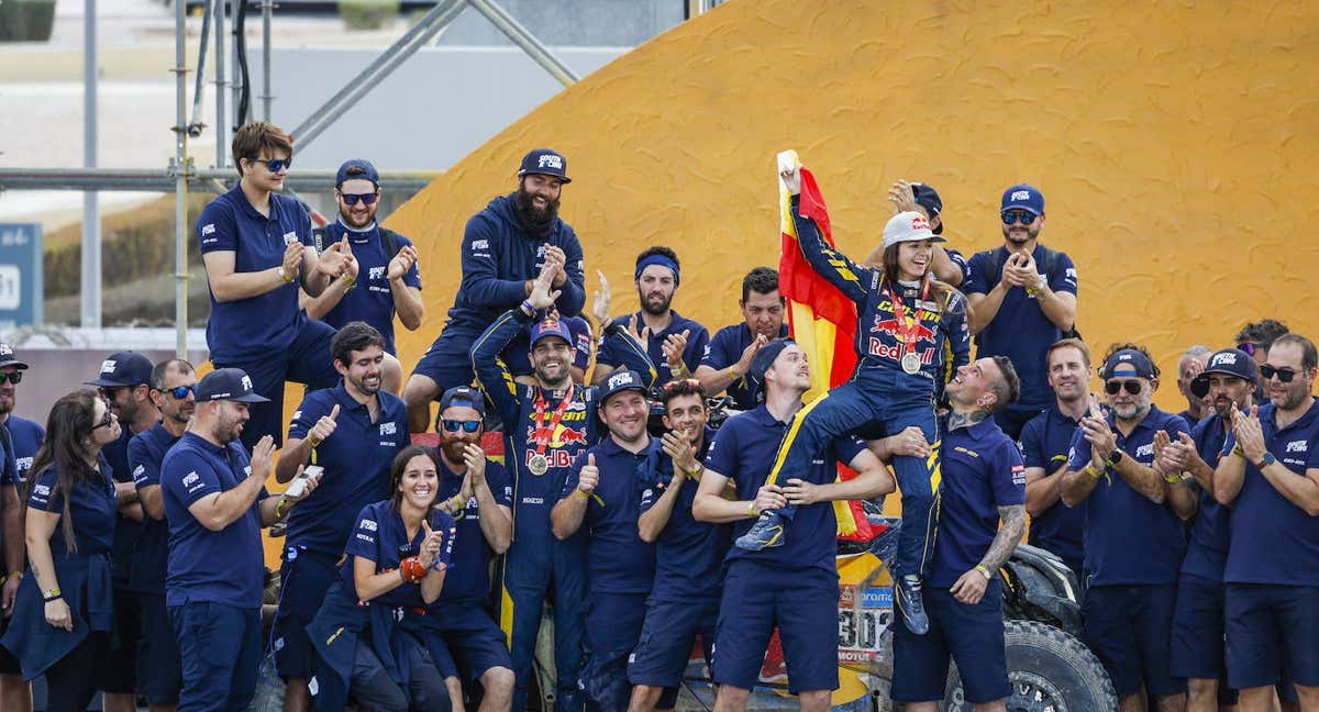 Cristina Gutiérrez y Pablo Moreno, con todo el equipo Red Bull Can-Am en el podio del Dakar 2023.