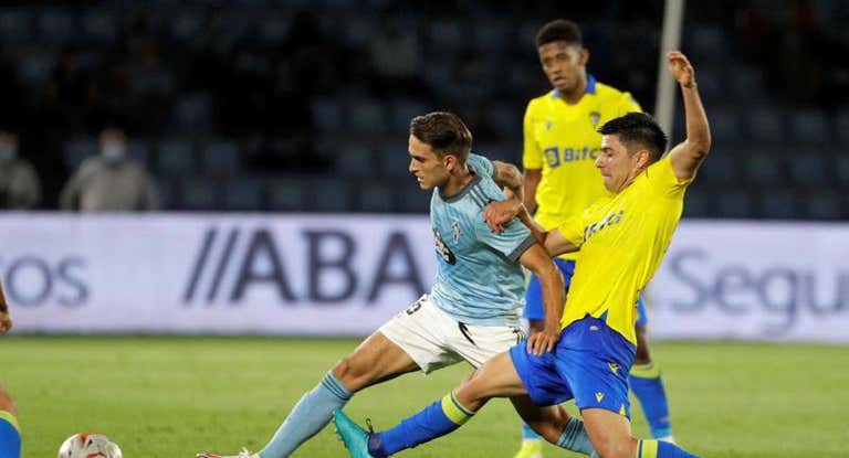 Denis Suárez pelea un balón en un Celta-Cádiz