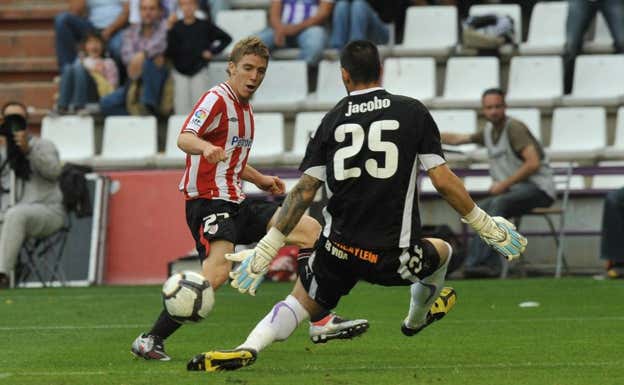 Muniain anotó ante el Valladolid, en octubre de 2009, su primer gol en LaLiga. Archivo