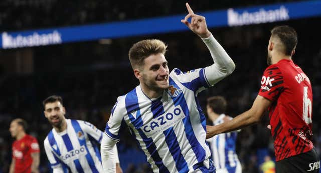 El ‘abrelatas’ Robert Navarro alarga la fiesta del derbi