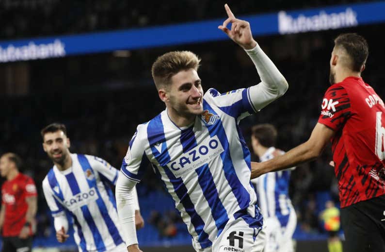 El 'abrelatas' Robert Navarro alarga la fiesta del derbi