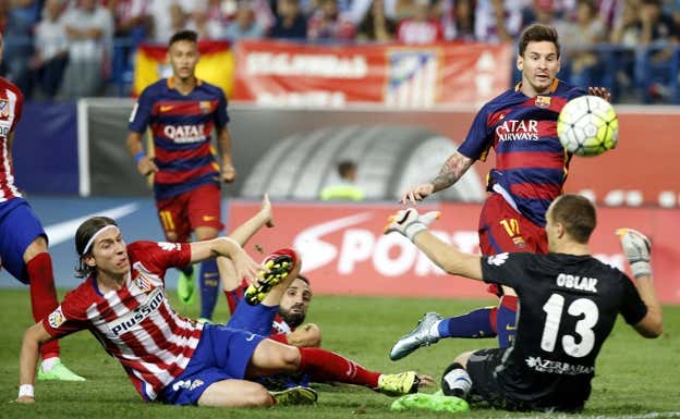Filipe Luis sufre a Messi en un partido con el Atlético de Madrid.  EFE