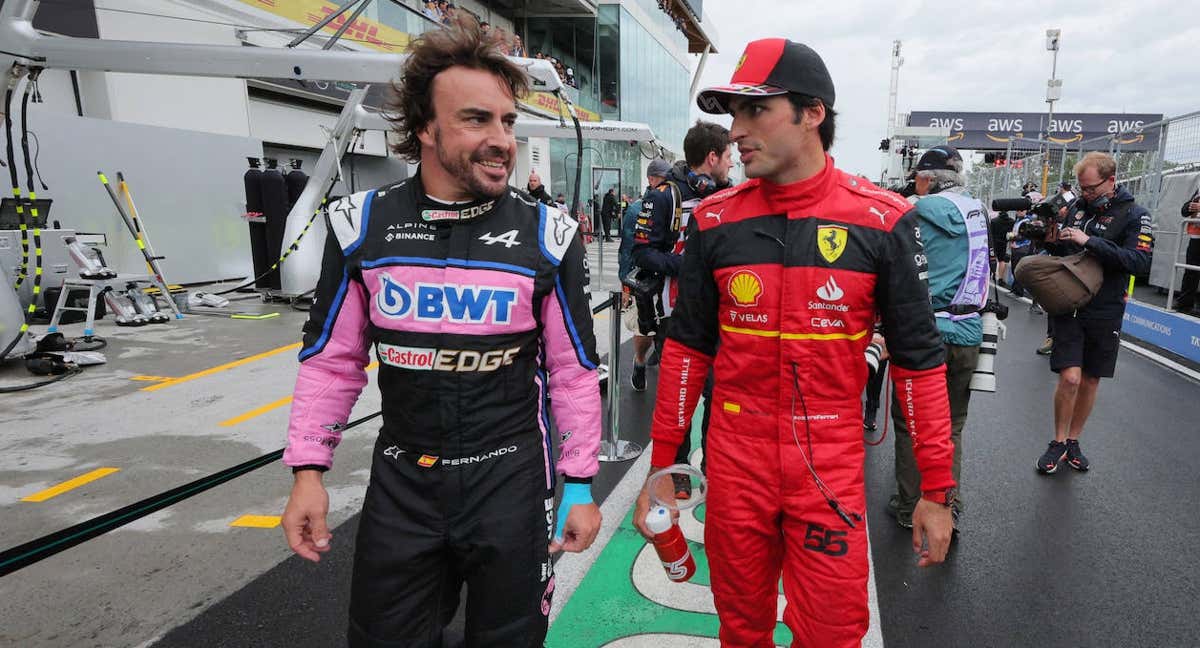 Fernando Alonso y Carlos Sainz, antes de un Gran Premio de la pasada temporada. /Reuters