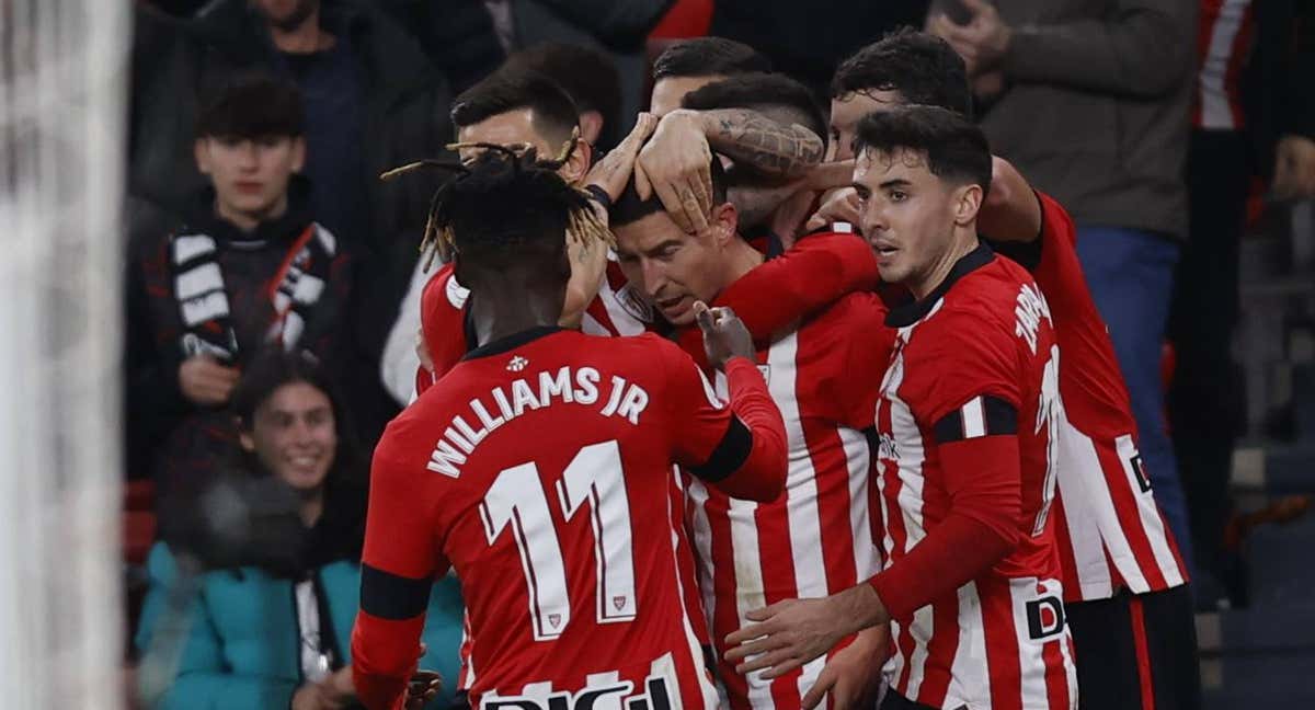 Los jugadores del Athletic felicitan a De Marcos tras marcar el gol del triunfo ante el Espanyol./EFE