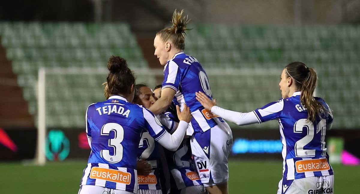 Jugadoras de la Real Sociedad celebran el gol de Bernabé ante el Sporting en la semifinal de la Supercopa.