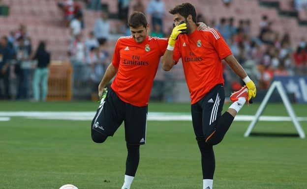 Mejías, durante un calentamiento con Iker Casillas.  INSTAGRAM: @tomasmejiaso