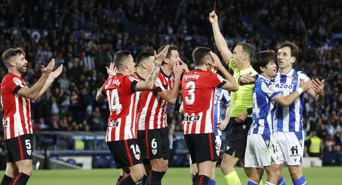 Cuadra Fernández muestra la tarjeta roja a Yeray en el derbi vasco./EFE