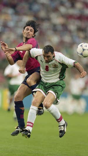 Alkorta, frente a Stoitchov, con la Selección. GETTY
