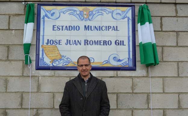 José Juan posa en el estadio que lleva su nombre. ABC