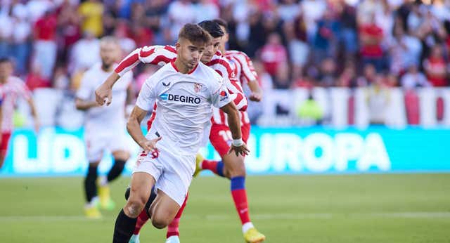 Kike Salas aguarda a la última semana de enero para decidir si sale del Sevilla