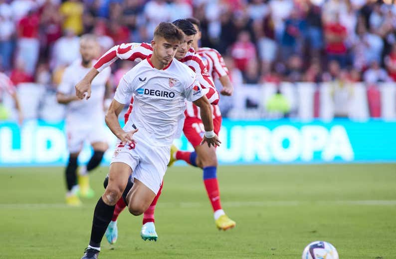 Kike Salas aguarda a la última semana de enero para decidir si sale del Sevilla