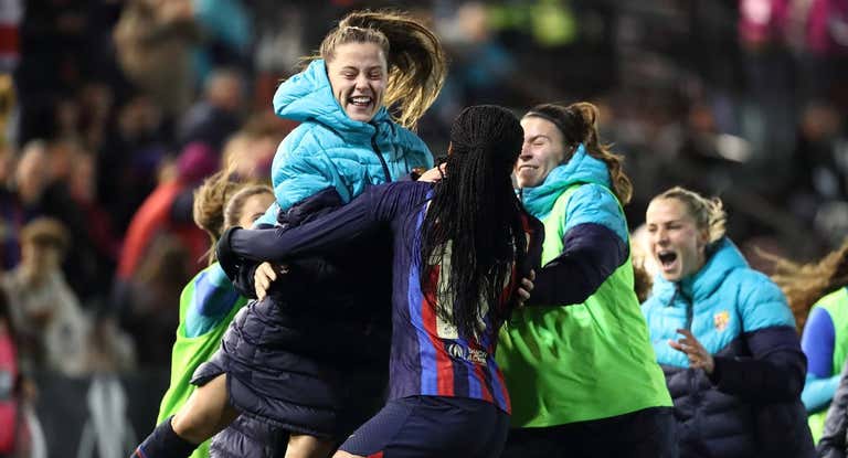 Celebración del Barça, con Pina y Salma, en el partido ante el Madrid.