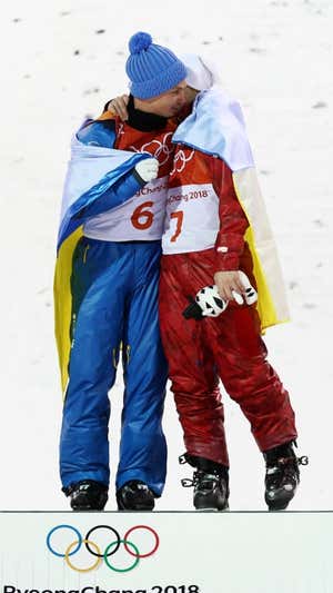 El ruso Ilia Burov se llevó el bronce y el ucraniano Oleksandr Abramenko se abrazan tras lograr medalla en Pekín 2022. GETTY