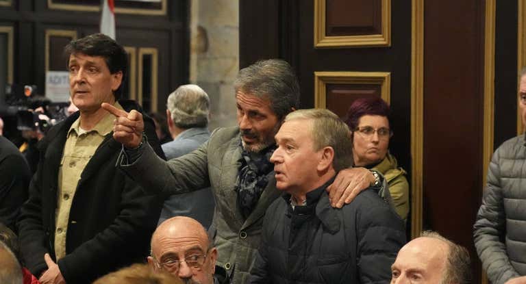 Alkorta, junto a Javier Clemente durante el funeral por Txetxu Rojo.