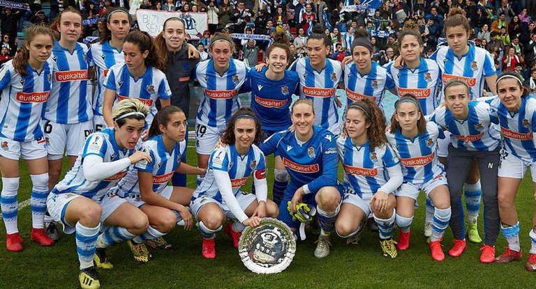 Las jugadoras de la Real Sociedad posan tras ser subcampeonas de la Supercopa de España en 2020.