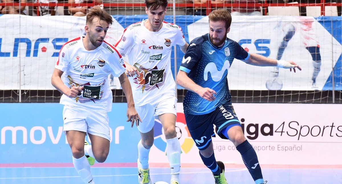 Álvaro Lopez y Alvaro Quevedo pelean el esférico ante Pola en la pista del pabellón Jorge Garbajosa./Inter Movistar