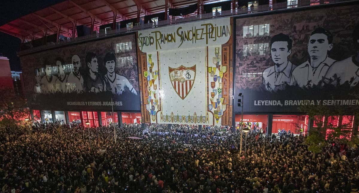 Miles de sevillistas se han concetrado junto al mosaico del estadio.