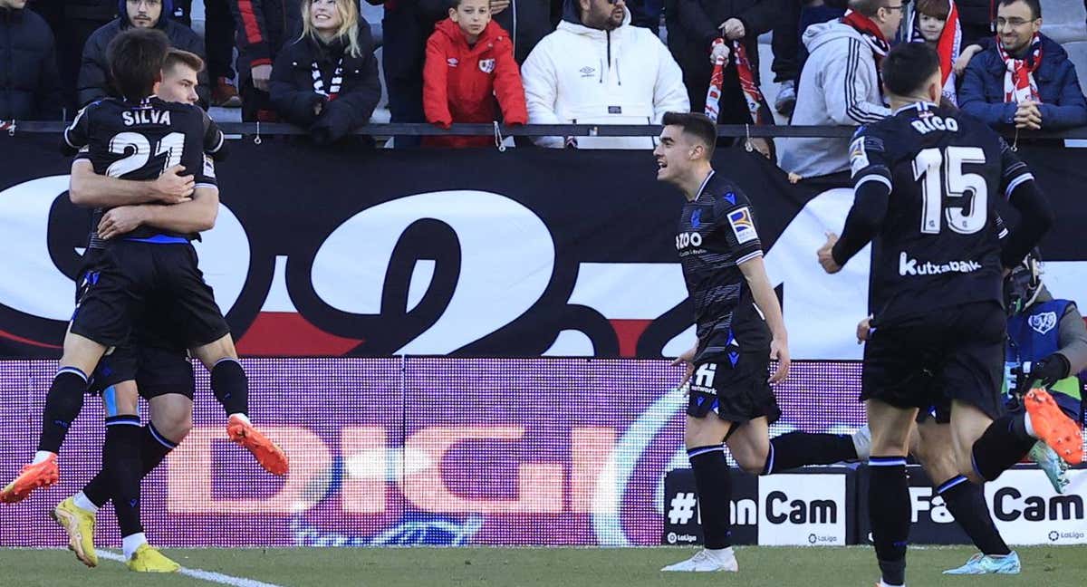 Alexander Sorloth abraza a Silva, asistente hoy en el gol del noruego.