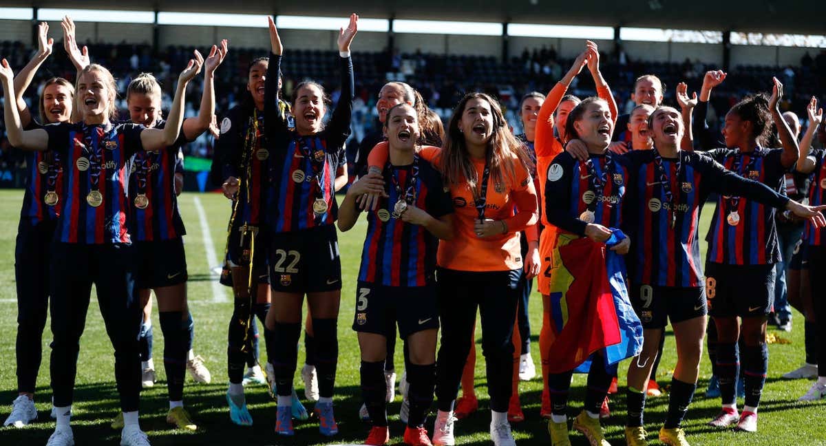 Las jugadoras del Barça celebran el título de la Supercopa con sus medallas ya colgadas. /EP