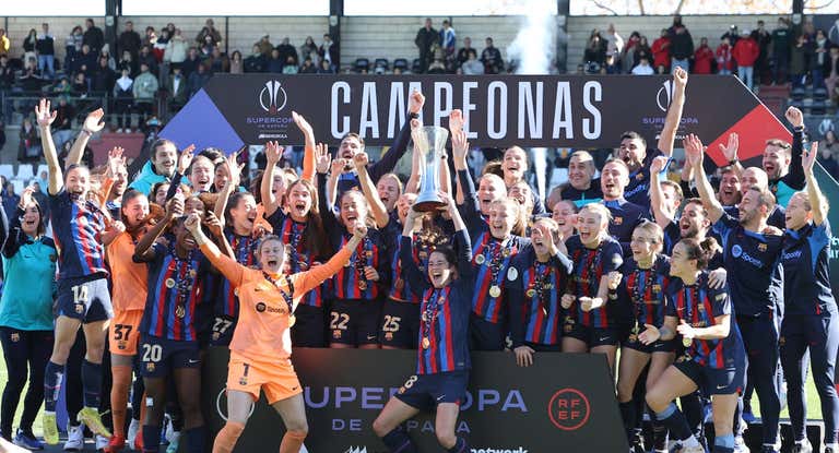 Las jugadoras del Barça celebran el título de la Supercopa.