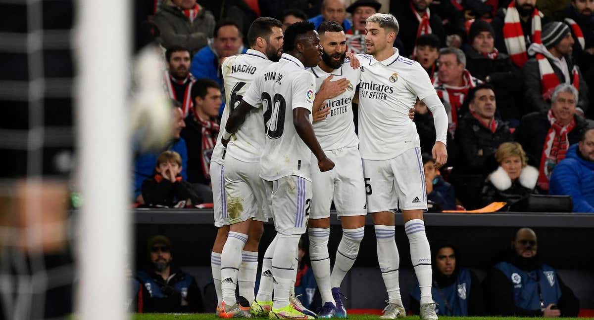 Benzema es felicitado por sus compañeros tras hacer el 0-1. /EFE