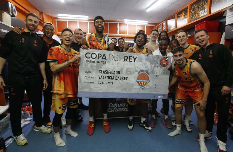 El Valencia se apunta a la Copa en el esperado debut de Evans