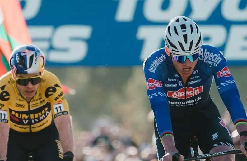 Van der Poel gana a Van Aert en la gran fiesta del ciclocross en Benidorm