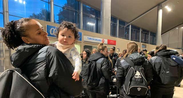 Hay una bebé en mi equipo: el Balonmano Elche viaja por Europa con la hija de su nuevo fichaje