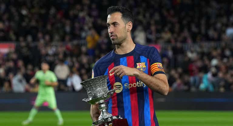 Busquets entregó la Supercopa de España a la afición del Barça.
