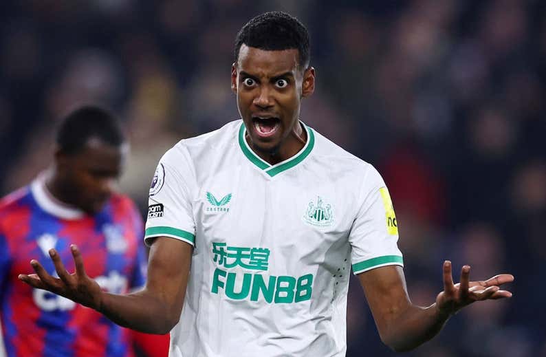 De la mano de Isak, un Newcastle rumbo a la Champions... y a la Carabao