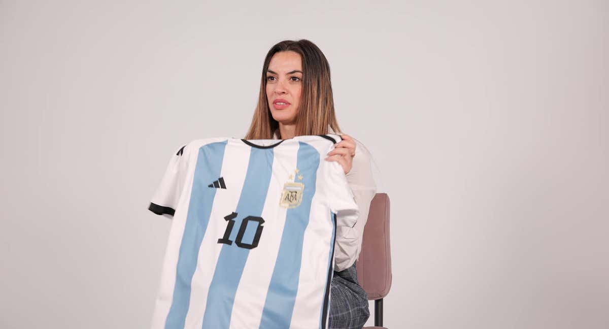 Yanina Martínez posa con la camiseta de Messi.