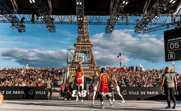 Vega Gimeno tira a canasta durante el Europeo de 2021 con la Torre Eiffel de fondo.  BALONCESTO ESPAÑA