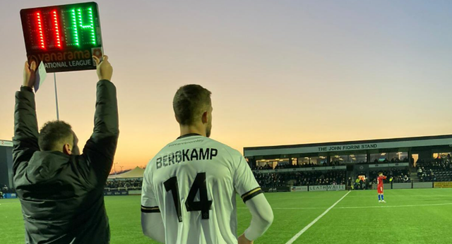 El hijo de Bergkamp vuelve a empezar de cero: debuta en la quinta división inglesa