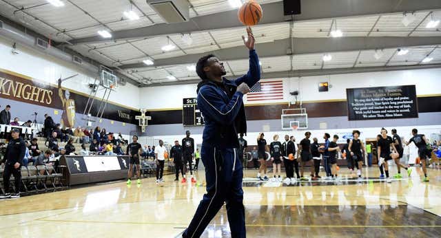 Bronny James, el hijo de LeBron, se puede convertir en el jugador universitario mejor pagado de la historia