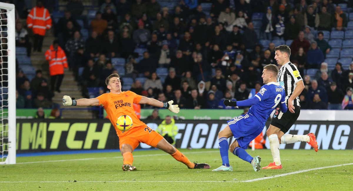 Pope le detiene un tiro a Vardy./GETTY