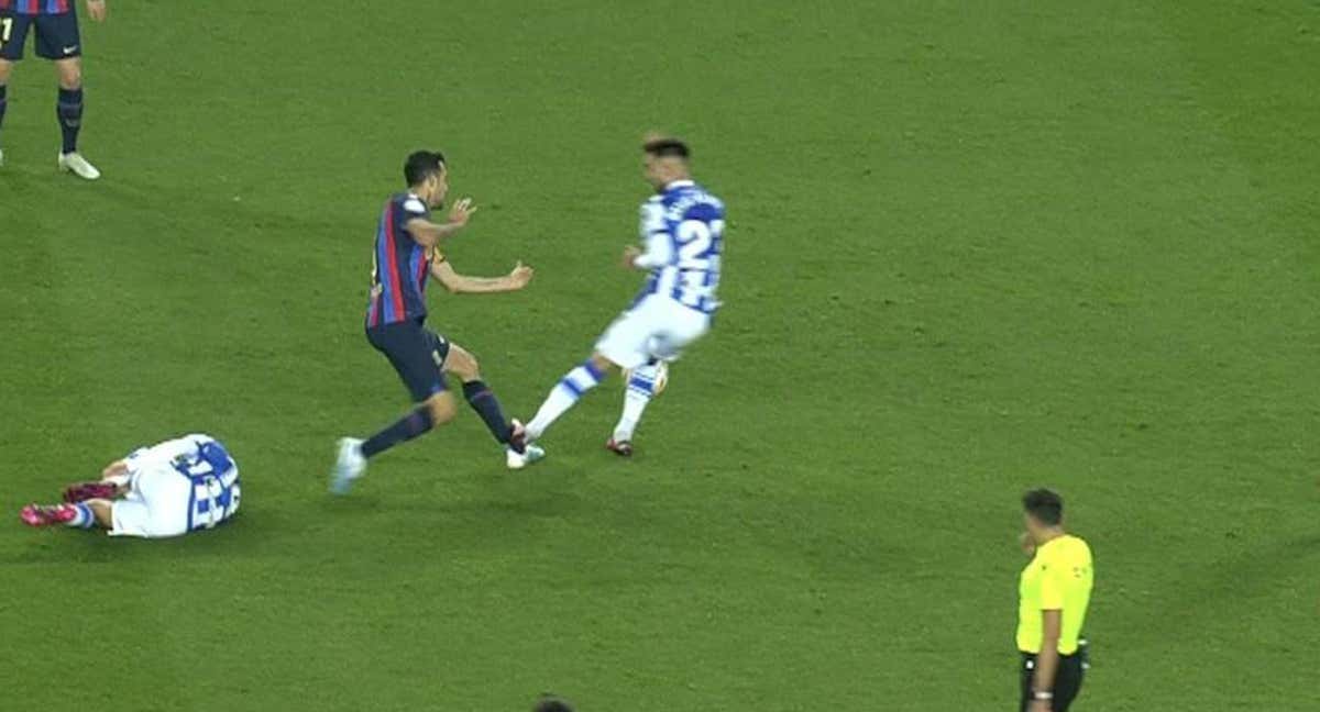 Brais Méndez fue expulsado tras esta dura entrada sobre Sergio Busquets.