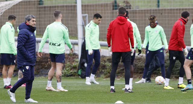 Valverde pasa del «ruido» del mercado y se centra en el Valencia