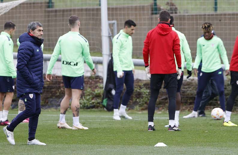 Valverde pasa del «ruido» del mercado y se centra en el Valencia