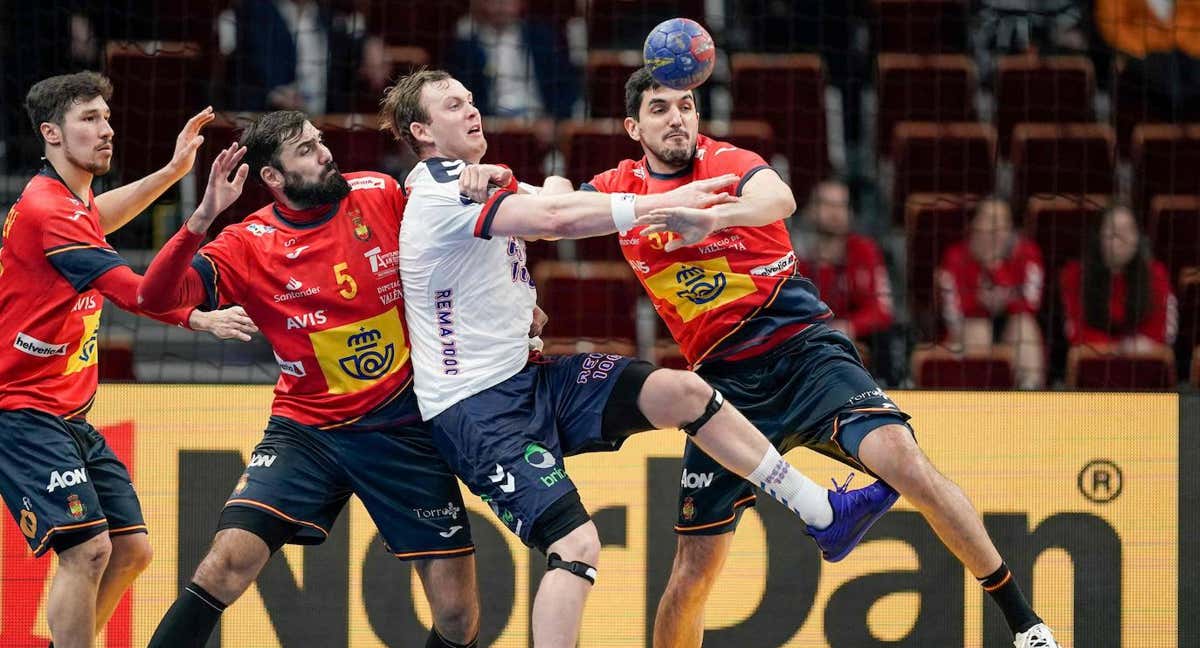 Sagosen en el momento de pasar el balón a un compañero./Efe