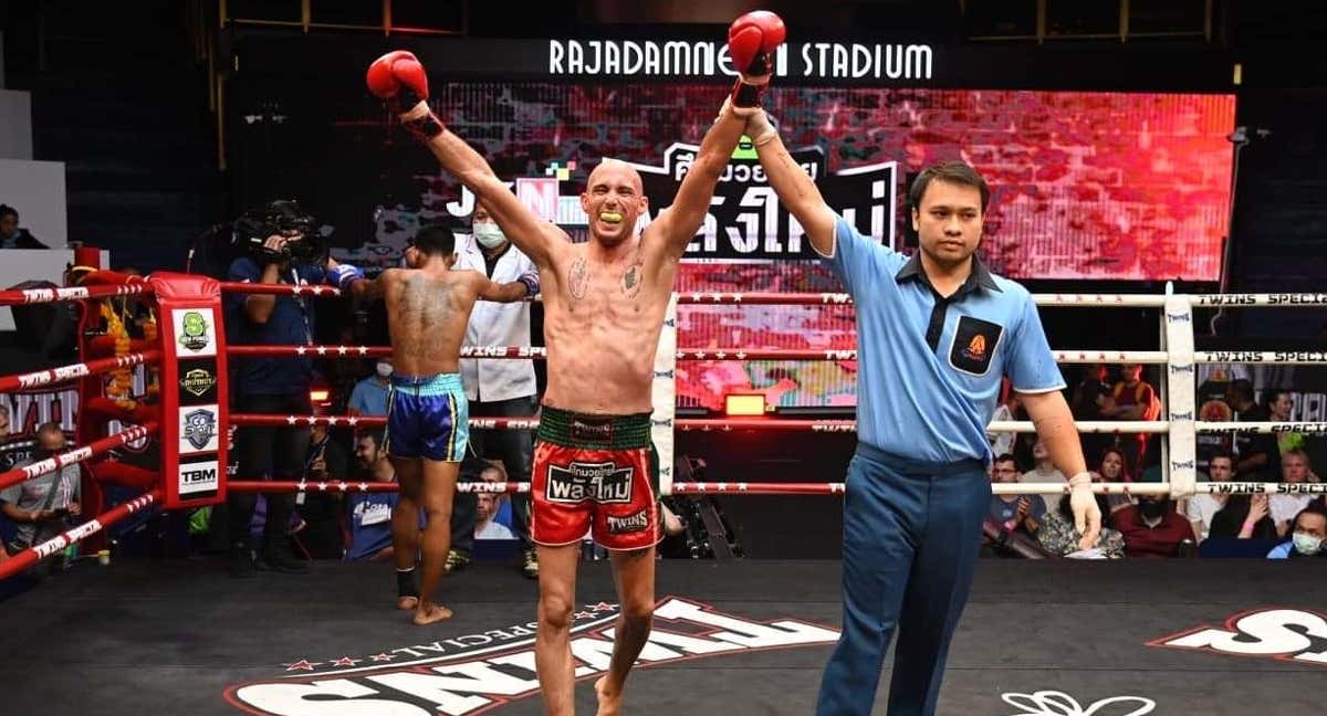 Carlos Coello festeja su victoria en el Rajadamnern Stadium de Bangkok./