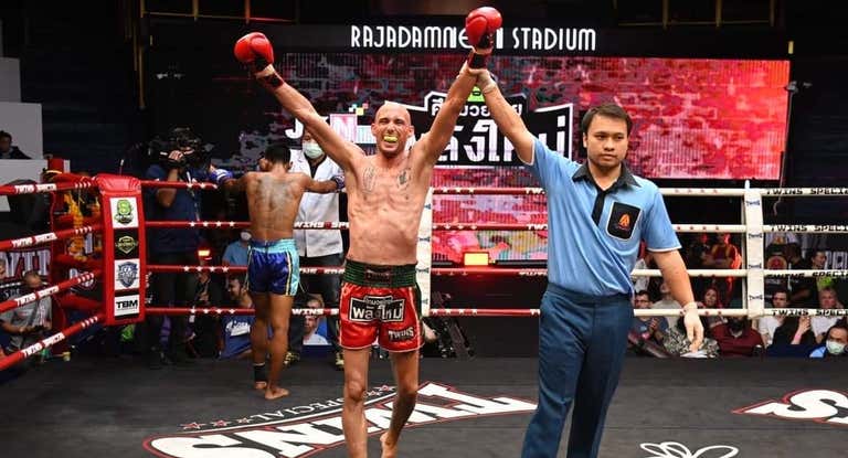 Carlos Coello festeja su victoria en el Rajadamnern Stadium de Bangkok.