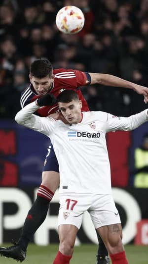 David García gana un duelo aéreo ante Lamela. EFE