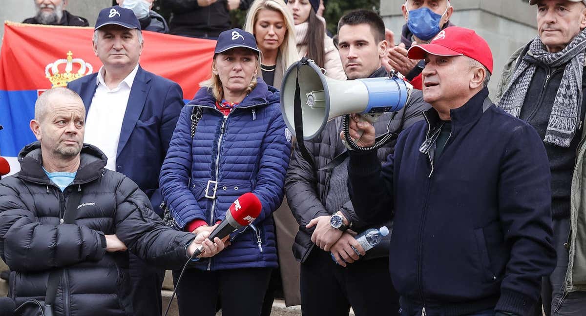 El padre, la madre y el hermano de Djokovic, durante una manifestación a favor del tenista en Belgrado en 2021. /Srdjan Stevanovic/Getty Images